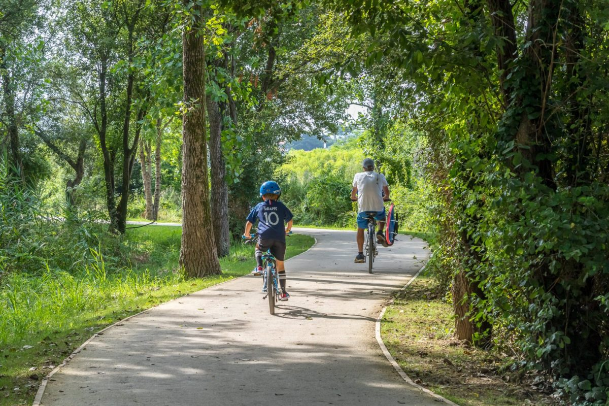 Famille à vélo sur une voie verte